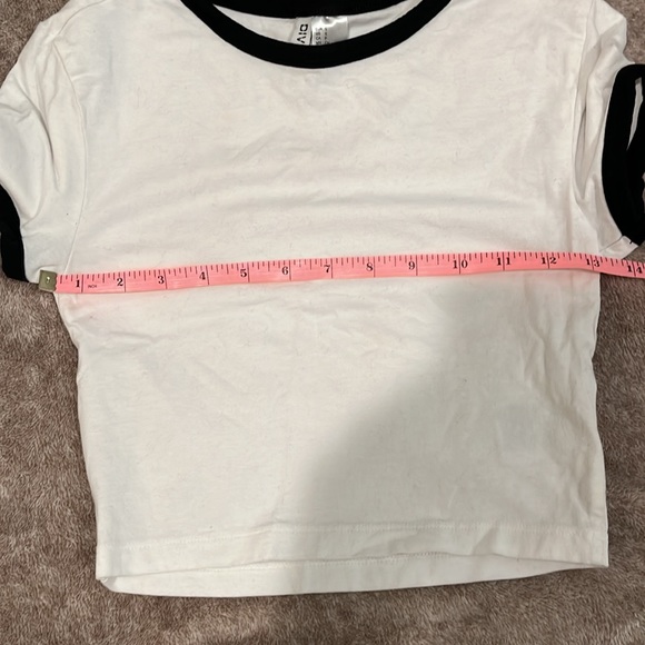 White tshirt - Picture 3 of 4